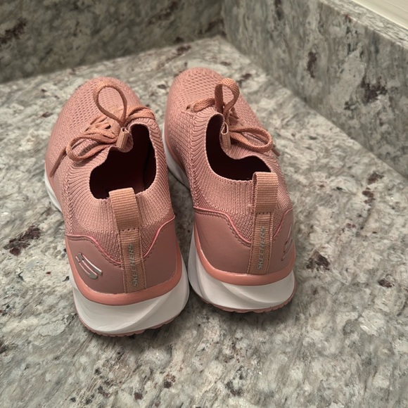 Skechers memory foam in a 6.5. Used only once. No odors. Does not come with box. - Picture 8 of 10